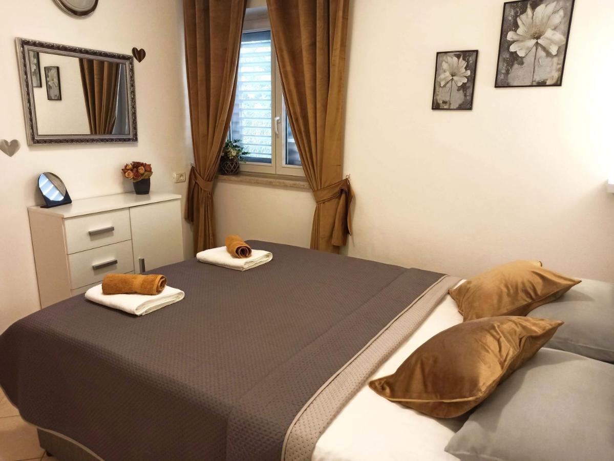 Apartman Dora Pula Buitenkant foto