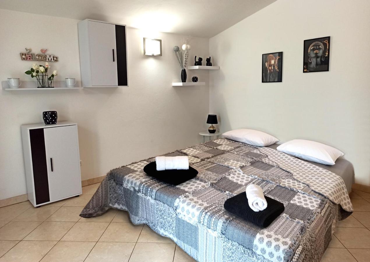 Apartman Dora Pula Buitenkant foto